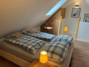 two twin beds in a room with a staircase at Beim Schlangenkönig in Straupitz