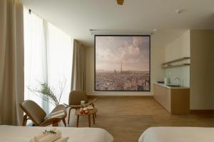 a hotel room with a painting of a city at Elora House in Thôn Lại Thê