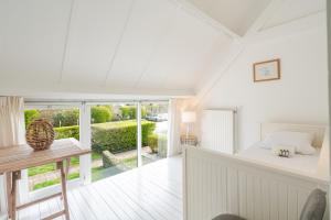 a bedroom with a bed and a desk and a window at Aalduiker 7 in Nieuwpoort