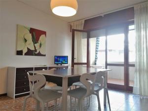 a dining room with a table and chairs at Appartamenti Oscar in Grado