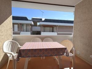 a table and chairs on a balcony with a view at Appartamenti Oscar in Grado