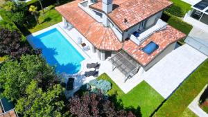 an overhead view of a house with a swimming pool at Villa singola con piscina Quinta Est in Rosolina