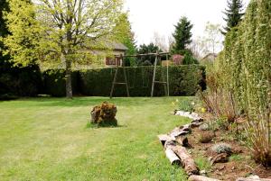 une cour avec une balançoire installée dans l'herbe dans l'établissement Arum, à Orcines