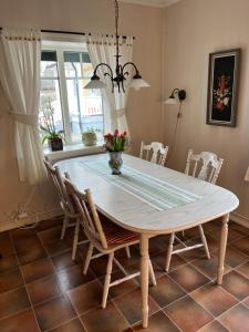 a dining room with a table and chairs at Gästhus i Västanbyn, Sandviken in Sandviken