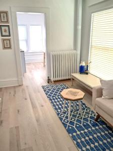 ein Wohnzimmer mit Sofa und Tisch in der Unterkunft Snowdrop in Ames