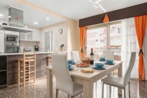 a kitchen and dining room with a table and chairs at Apartamento en Cullera in Cullera