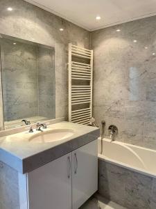 a bathroom with a sink and a bath tub at Haus in Kamen Nähe Sportschule in Kamen +21 photos