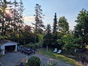 a group of motorcycles parked in a parking lot at Doppelzimmer mit Gartenblick in Reckershausen
