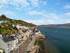 a town on the shore of a body of water at 2 Bed in Aberdyfi oc-dy015 in Aberdyfi