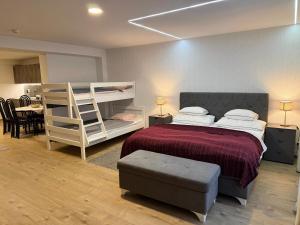 En eller flere senge i et værelse på Hotel Kavalir + 40 billeder