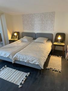 a bedroom with two twin beds and two lamps at La maison du bois brulée 5 in Villaines-les-Rochers