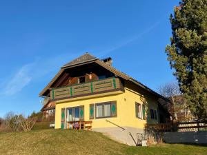 a yellow house on top of a hill at Das Sunnhäusl in Mariapfarr