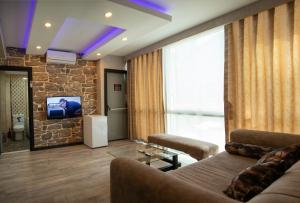 a living room with a couch and a tv at Hera Suit Ataşehir in Istanbul