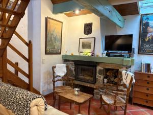 a living room with a fireplace and a tv at Appartement 4 personnes - Laruns in Laruns