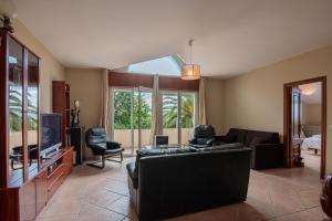 a living room with a couch and a tv at La Zinca in Cambre