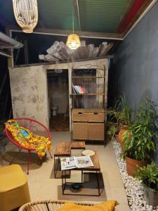 a room with a table and chairs and plants at Ma chambre Javanaise in Port-Louis