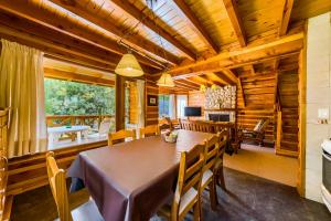 a dining room with a long table and chairs at Bosque Dormido Cabañas & Spa in San Carlos de Bariloche