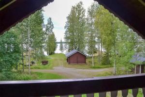 Blick aus einem Fenster auf eine Hütte in der Unterkunft Pohja in Joensuu