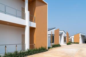 an exterior view of a row of houses at Deluxe Hotel Chaiyaphum in Chaiyaphum