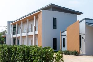 an external view of a building at Deluxe Hotel Chaiyaphum in Chaiyaphum