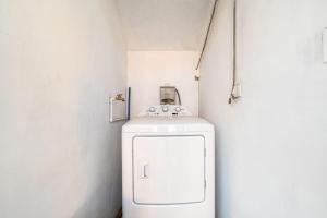 a small bathroom with a toilet in a room at Garza 912 in Carpintero
