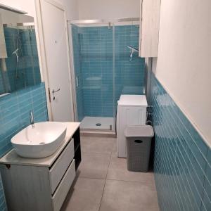 a bathroom with a sink and a shower and a toilet at Quasi in Cattedrale, nel cuore storico di Asti in Asti +16 photos