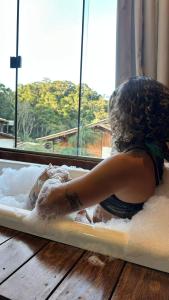 a child in a bathtub with a dog in it at Chalé Beijinho in Venda Nova do Imigrante