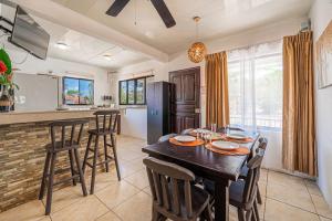 a kitchen and dining room with a table and chairs at Casa Sol in Carpintero