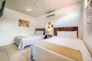 a bedroom with two beds and a lamp in it at Casa Sol in Carpintero