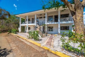 an apartment building with a tree in front of it at Casa Sol in Carpintero