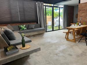 a living room with a couch and a table at Cabaña El Anhelo Bosque in Ginebra