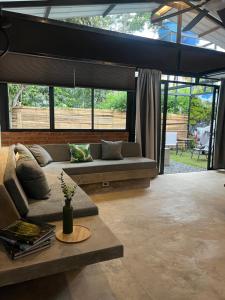 a living room with a couch and a table at Cabaña El Anhelo Bosque in Ginebra