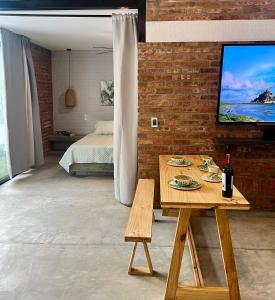 a living room with a table with a bottle of wine at Cabaña El Anhelo Bosque in Ginebra