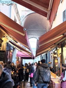 a crowd of people walking around a market with tables at Residenza il Sole in Bologna