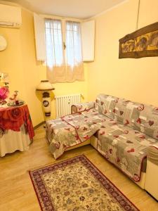 a living room with a couch and a rug at Residenza il Sole in Bologna