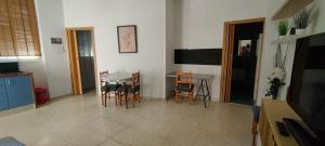 a kitchen with a table and chairs in a room at Apartamento Katy in Seville