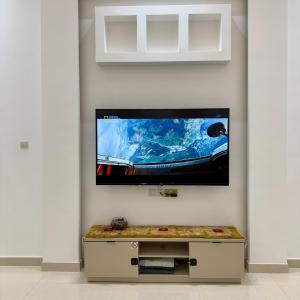 a flat screen tv hanging on a wall at منزل الوادي in Fujairah