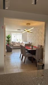 ein Esszimmer und ein Wohnzimmer mit Tisch und Stühlen in der Unterkunft camila's house in Santa María Coronanco