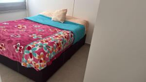 ein Schlafzimmer mit einem Bett und einer bunten Decke in der Unterkunft camila's house in Santa María Coronanco + 10 Fotos