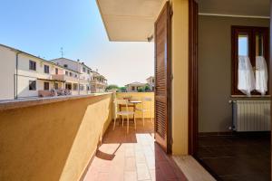 a balcony of a building with a table and chairs at Casa La Polledraia in Venturina Terme