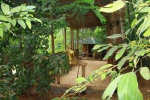 une entrée extérieure à une maison arborée dans l'établissement Kandy Eco Retreat, à Kandy