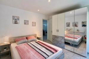 a bedroom with a bed and a glass wall at Zentrales Apartment in Friedrichshafen mit Terrasse für bis zu 5 Personen in Friedrichshafen