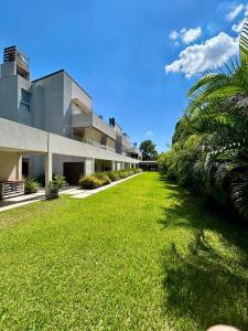 a building with a lawn in front of it at Monoambiente PIPE in Bella Vista