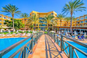 Bazén v ubytování SBH Costa Calma Beach Resort Hotel nebo v jeho okolí