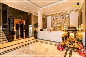 a store lobby with a store window with clocks at Harmony Hotel Nam Định in Như Thức
