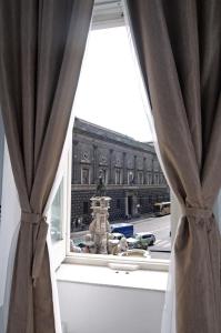 una finestra con vista su un grande edificio di A Casa di Anna a Napoli