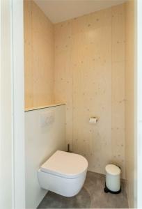 a small bathroom with a white toilet in it at De Lepelaar - Ecohuisjes Terschelling in Midsland