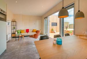 a living room with a table and a couch at De Lepelaar - Ecohuisjes Terschelling in Midsland