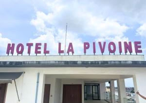 a sign on the top of a hotel la python at Hôtel La Pivoine in Abidjan