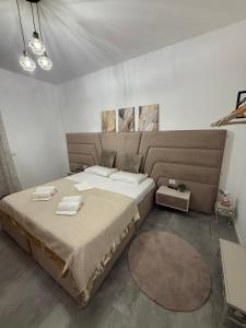 ein Schlafzimmer mit einem Bett, auf dem zwei Handtücher liegen in der Unterkunft BM Prestige in Presezzo